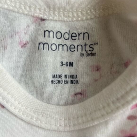 Modern Moments by Gerber Onesie with Accessories || size 3-6 months - Picture 2 of 5